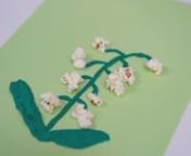 Konwalie także należą do wiosennych kwiatów, jednak zaczynają kwitnąć odrobinę później niż przebiśniegi czy krokusy. Dzisiaj dołączają do naszej kolekcji kreatywnych, wiosennych pomysłów - Sekcja Miasto dzieci zaprasza do wykonania domowej konwalii �nnPotrzebne będą:n- zielona kartkan- zielona plastelinan- popcornn- klej