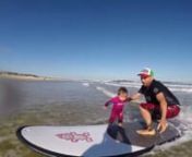 Nayla Garcia Garcia un añito de edad surfeando sus primeras olas con su padre David