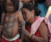 El gobierno brasileño está planeando construir un gran número de presas hidroélectricas en los ríos de la Amazonia, destruyendo la biodiversidad e interrumpiendo el modo de vida de miles de indígenas y de la población local. Ahora que las obras de la presa gigante de Belo Monte, en el río Xingu, están a todo vapor, el gobierno está avanzando en su siguiente gran proyecto: una serie de presas en el río Tapajós. Pero los más de 12.000 indígenas Munduruku, temidos guerreros, viven en