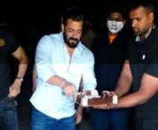 Happy Birthday 55th Salman Khan: The ‘Dabangg’ actor celebrates his birthday with the media at his Panvel farmhouse. Superstar Salman is seen cutting a cake with paparazzi and journalists. The actor looks dapper in a blue tee-shirt and blue jeans while flaunting his beard look. He was also made sure to wear a mask keeping in mind the ongoing COVID 19 pandemic. Wishes and prayers from the fans have been pouring in for the star all over the internet, #HappyBirthdaySalmanKhan is also trending o