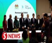 The government will not make it mandatory for private healthcare providers to collaborate with the Health Ministry to extend medical care to the needy, says Datuk Seri Dr Dzulkefly Ahmad.&#60;br/&#62;&#60;br/&#62;Earlier on Friday (Feb 23), the Health Minister witnessed the memorandum of understanding signing between his ministry and IHH Healthcare to renew its extended care to a new batch of 500 needy cancer patients in the latter&#39;s hospitals nationwide free of charge.&#60;br/&#62;&#60;br/&#62;Read more at http://tinyurl.com/2u9f5a3w&#60;br/&#62;&#60;br/&#62;WATCH MORE: https://thestartv.com/c/news&#60;br/&#62;SUBSCRIBE: https://cutt.ly/TheStar&#60;br/&#62;LIKE: https://fb.com/TheStarOnline