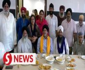 Digital Minister Gobind Singh Deo joined the Sikh community at Gurdwara Sahib Petaling Jaya on Sunday (April 14) to celebrate Vaisakhi, which marks the establishment of the Khalsa order by Guru Gobind Singh Ji.&#60;br/&#62;&#60;br/&#62;WATCH MORE: https://thestartv.com/c/news&#60;br/&#62;SUBSCRIBE: https://cutt.ly/TheStar&#60;br/&#62;LIKE: https://fb.com/TheStarOnline