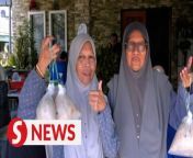 Every Ramadan Khadijah Muda cooks bubur lambuk daily which she then distributes to Muslims in her community. &#60;br/&#62;&#60;br/&#62;She believes that cooking and distributing the nourishing meal is a powerful way to spread kindness to others during the Muslim holy month.&#60;br/&#62;&#60;br/&#62;WATCH MORE: https://thestartv.com/c/news&#60;br/&#62;SUBSCRIBE: https://cutt.ly/TheStar&#60;br/&#62;LIKE: https://fb.com/TheStarOnline&#60;br/&#62;