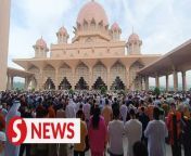 Muslims nationwide started off Hari Raya Aidilfitri celebrations with Solat prayers at mosques and suraus this morning (April 10th). &#60;br/&#62;&#60;br/&#62;Read more at https://shorturl.at/nuP15&#60;br/&#62;&#60;br/&#62;WATCH MORE: https://thestartv.com/c/news&#60;br/&#62;SUBSCRIBE: https://cutt.ly/TheStar&#60;br/&#62;LIKE: https://fb.com/TheStarOnline