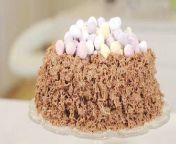 We show you how to turn a simple cake into a giant Easter nest with this simple decorating trick.