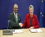 Home Secretary James Cleverly signs an agreement with European Commissioner Ylva Johansson, saying the UK’s response to illegal migration “must cross borders” as it is a global challenge.&#60;br/&#62; &#60;br/&#62; Report by Ajagbef. Like us on Facebook at http://www.facebook.com/itn and follow us on Twitter at http://twitter.com/itn