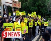 The Coalition for Clean and Fair Elections (Bersih) has handed a memorandum to the government calling for promised political reforms on Tuesday (Feb 27).&#60;br/&#62;&#60;br/&#62;At around 8.30am, a group of protesters from Bersih assembled by the road leading up to Parliament.&#60;br/&#62;&#60;br/&#62;Read more at http://tinyurl.com/9376r6sn&#60;br/&#62;&#60;br/&#62;WATCH MORE: https://thestartv.com/c/news&#60;br/&#62;SUBSCRIBE: https://cutt.ly/TheStar&#60;br/&#62;LIKE: https://fb.com/TheStarOnline