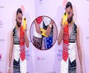 Orry Awatramani Attended FEF India Fashion Awards 2024 with Unique Phone Cover, Fans Reacts.Watch Video To Know More &#60;br/&#62; &#60;br/&#62;#OrhanAwatramani #OrryViralVideo #FEFIndiaFashionAwards2024 #ViralVideo&#60;br/&#62;~PR.128~ED.140~