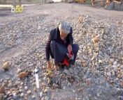 58-year-oldHashim Suaan spends his days walking along the Tigris river examining stones on the banks of the river, locating gems that he can turn into jewelry, according to Reuters.