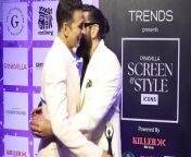 Bollywood Superstars Akshay Kumar and Bobby Deol left fans revisiting scenes from ‘Ajnabee’ courtesy of their fun reunion at an event in Mumbai. Coincidentally, Akshay and Bobby twinned in white. Bobby had won an award and was on his way out when Akshay walked in. The actors were surprised by the reunion and exchanged a hug before they posed for the cameras.&#60;br/&#62;&#60;br/&#62;#akshaykumar #bobbydeol #akshaybobbyhug #viralvideo #bademiyanchotemiyan #trending #entertainmentnews #entertainmentnews