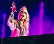 Grimes faces technical difficulties during Coachella DJ setCoachella