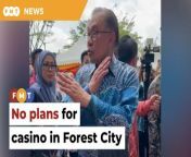 The prime minister denies a Bloomberg report that Malaysia is considering a second casino licence for the Johor development. &#60;br/&#62;&#60;br/&#62;Read More: &#60;br/&#62;https://www.freemalaysiatoday.com/category/nation/2024/04/25/no-plans-to-open-casino-in-forest-city-insists-anwar/&#60;br/&#62;&#60;br/&#62;Laporan Lanjut: &#60;br/&#62;https://www.freemalaysiatoday.com/category/bahasa/tempatan/2024/04/25/itu-tipu-anwar-nafi-bincang-lesen-kasino-di-forest-city/&#60;br/&#62;&#60;br/&#62;Free Malaysia Today is an independent, bi-lingual news portal with a focus on Malaysian current affairs.&#60;br/&#62;&#60;br/&#62;Subscribe to our channel - http://bit.ly/2Qo08ry&#60;br/&#62;------------------------------------------------------------------------------------------------------------------------------------------------------&#60;br/&#62;Check us out at https://www.freemalaysiatoday.com&#60;br/&#62;Follow FMT on Facebook: https://bit.ly/49JJoo5&#60;br/&#62;Follow FMT on Dailymotion: https://bit.ly/2WGITHM&#60;br/&#62;Follow FMT on X: https://bit.ly/48zARSW &#60;br/&#62;Follow FMT on Instagram: https://bit.ly/48Cq76h&#60;br/&#62;Follow FMT on TikTok : https://bit.ly/3uKuQFp&#60;br/&#62;Follow FMT Berita on TikTok: https://bit.ly/48vpnQG &#60;br/&#62;Follow FMT Telegram - https://bit.ly/42VyzMX&#60;br/&#62;Follow FMT LinkedIn - https://bit.ly/42YytEb&#60;br/&#62;Follow FMT Lifestyle on Instagram: https://bit.ly/42WrsUj&#60;br/&#62;Follow FMT on WhatsApp: https://bit.ly/49GMbxW &#60;br/&#62;------------------------------------------------------------------------------------------------------------------------------------------------------&#60;br/&#62;Download FMT News App:&#60;br/&#62;Google Play – http://bit.ly/2YSuV46&#60;br/&#62;App Store – https://apple.co/2HNH7gZ&#60;br/&#62;Huawei AppGallery - https://bit.ly/2D2OpNP&#60;br/&#62;&#60;br/&#62;#FMTNews #No #AnwarIbrahim #Casino #GentingHighland #VincentTan